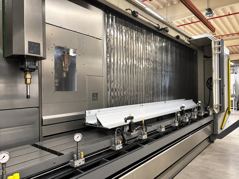 CNC-Bearbeitung eines langen Aluminiumprofils bei MBD